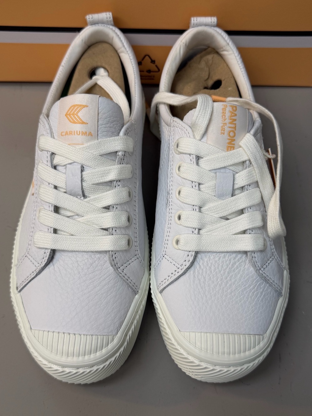 Cariuma OCA Low Pantone White leather Sneakers with Peach Accents ladies 8